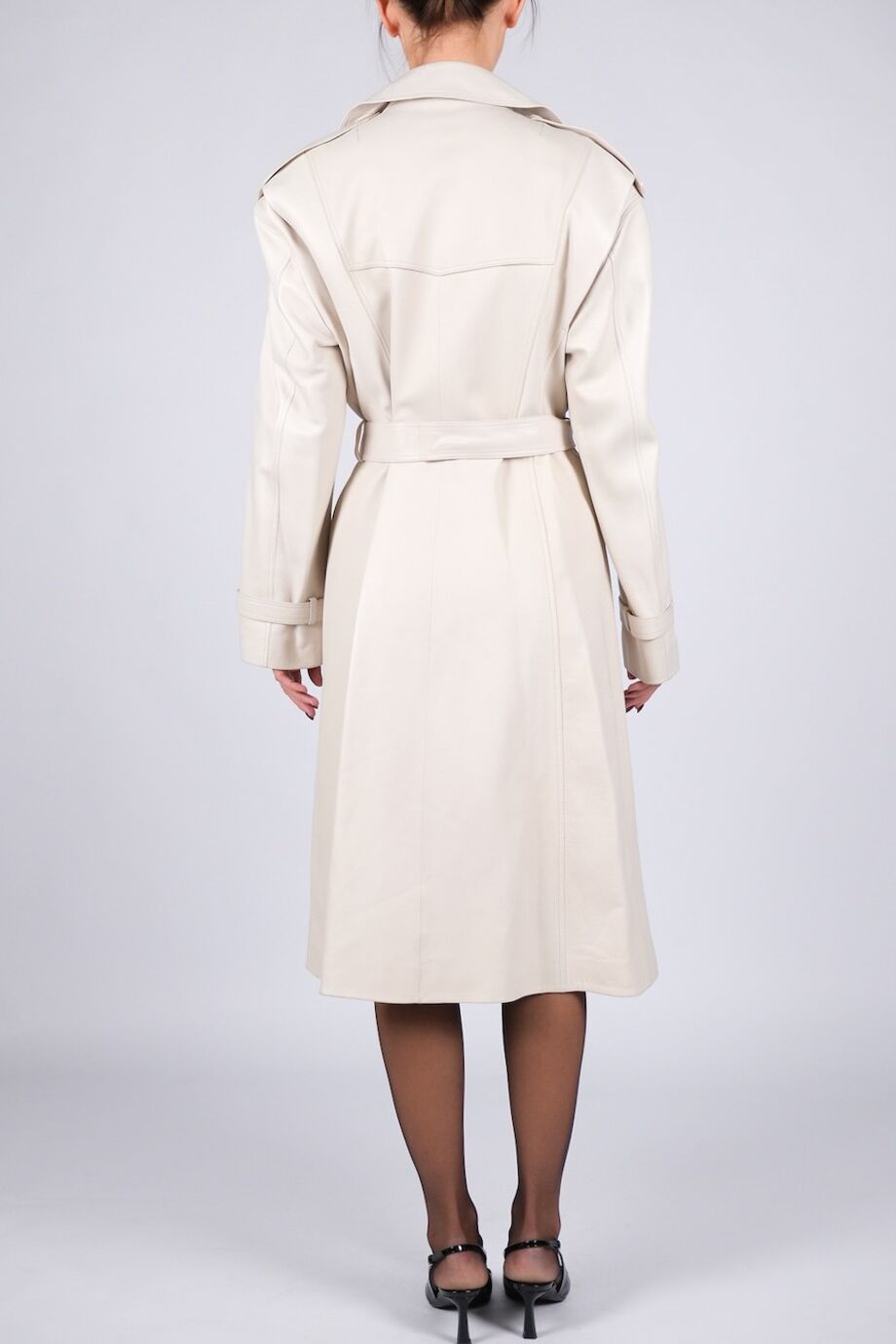 image 3 Кожаный плащ молочного цвета с поясом