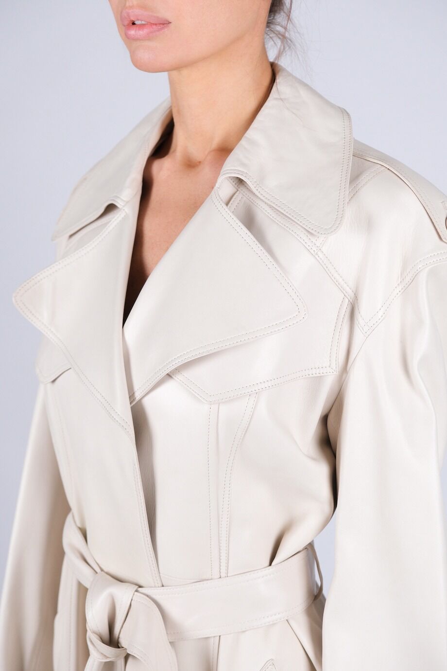 image 4 Кожаный плащ молочного цвета с поясом