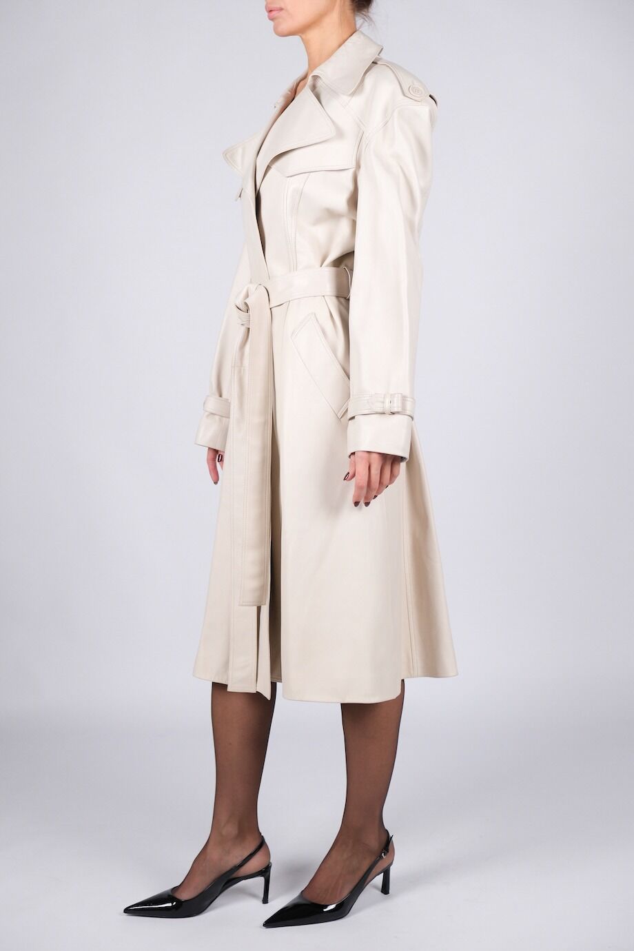 image 2 Кожаный плащ молочного цвета с поясом