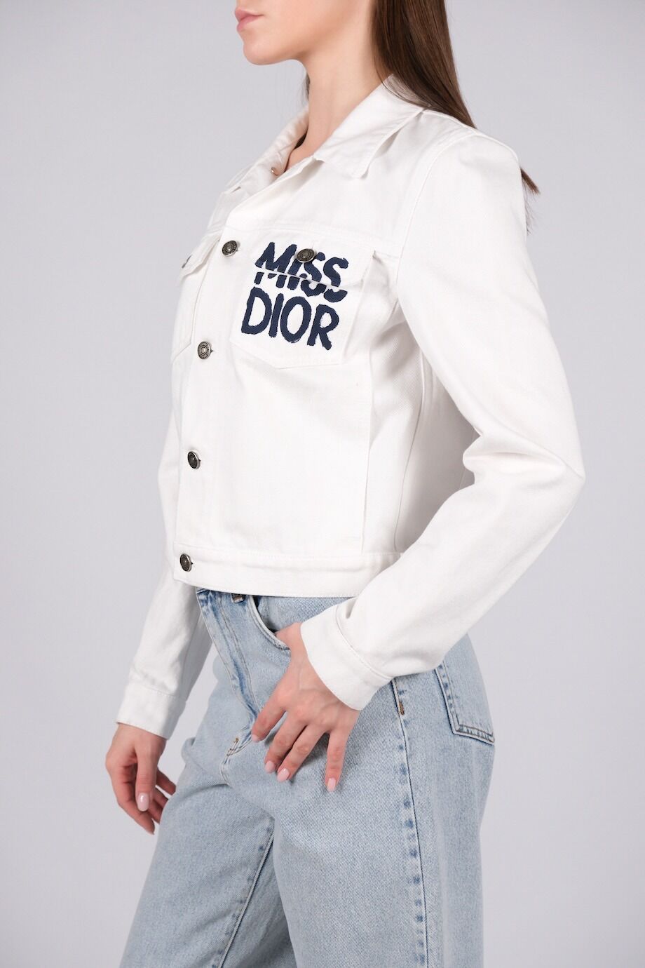 image 2 Джинсовая куртка белого цвета с надписью на кармане