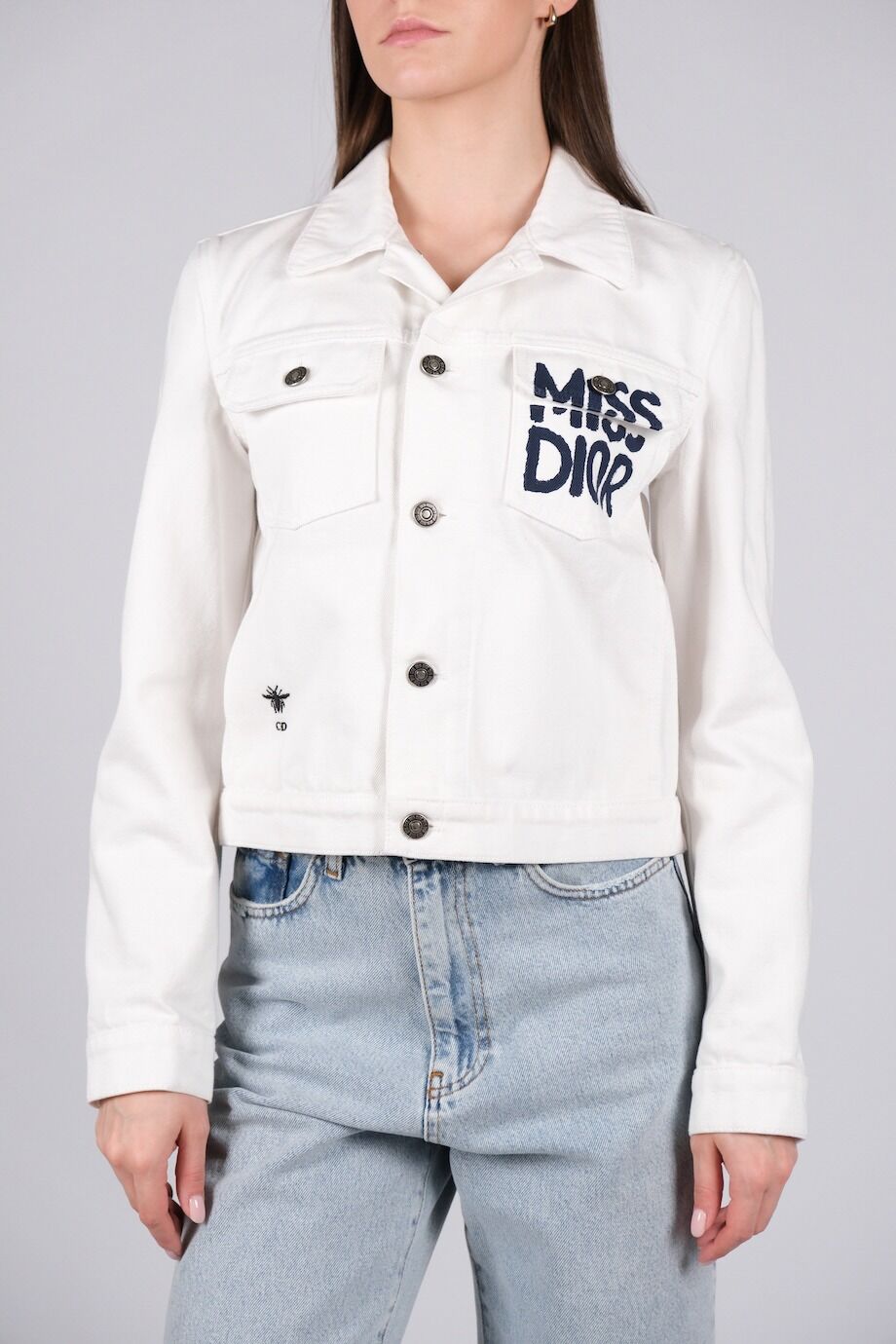 image 1 Джинсовая куртка белого цвета с надписью на кармане