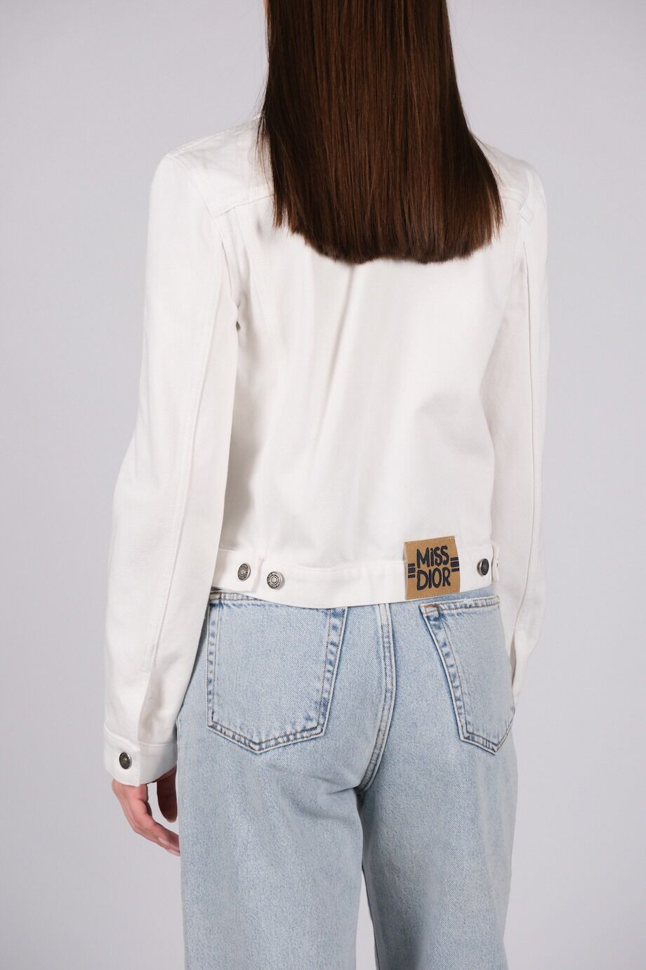 image 3 Джинсовая куртка белого цвета с надписью на кармане