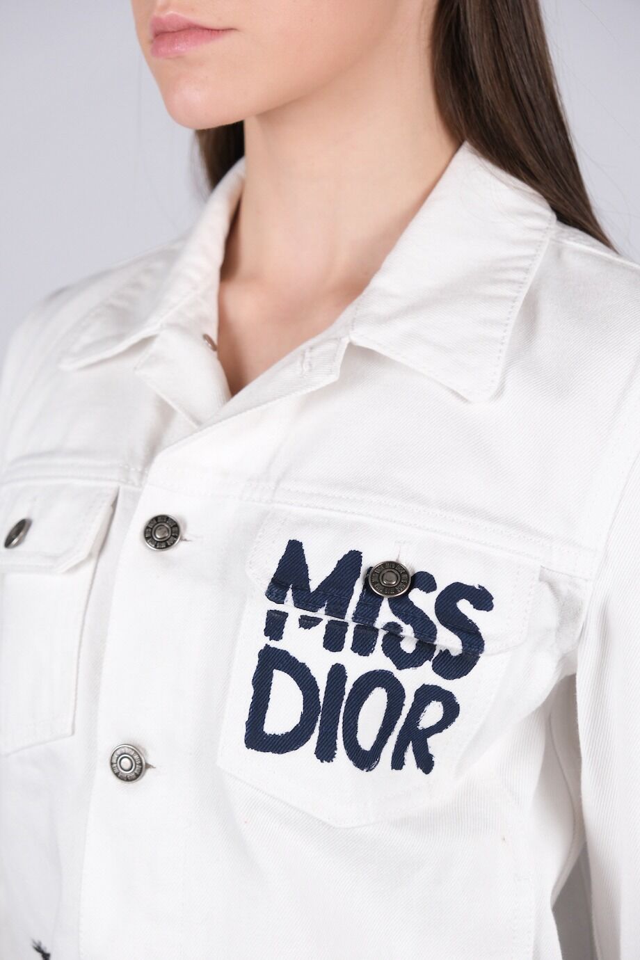 image 4 Джинсовая куртка белого цвета с надписью на кармане