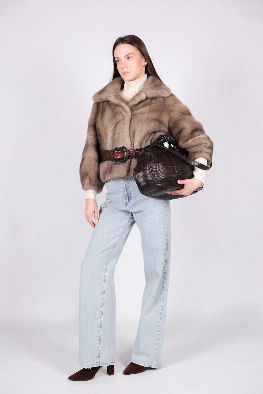 image 2 Бомбер серо-бежевого цвета из норки с ремнем из кожи крокодила