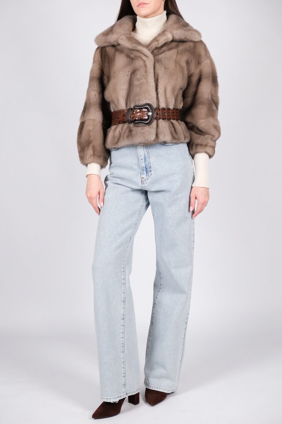 image 3 Бомбер серо-бежевого цвета из норки с ремнем из кожи крокодила