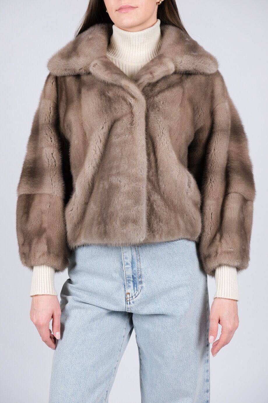 image 4 Бомбер серо-бежевого цвета из норки с ремнем из кожи крокодила