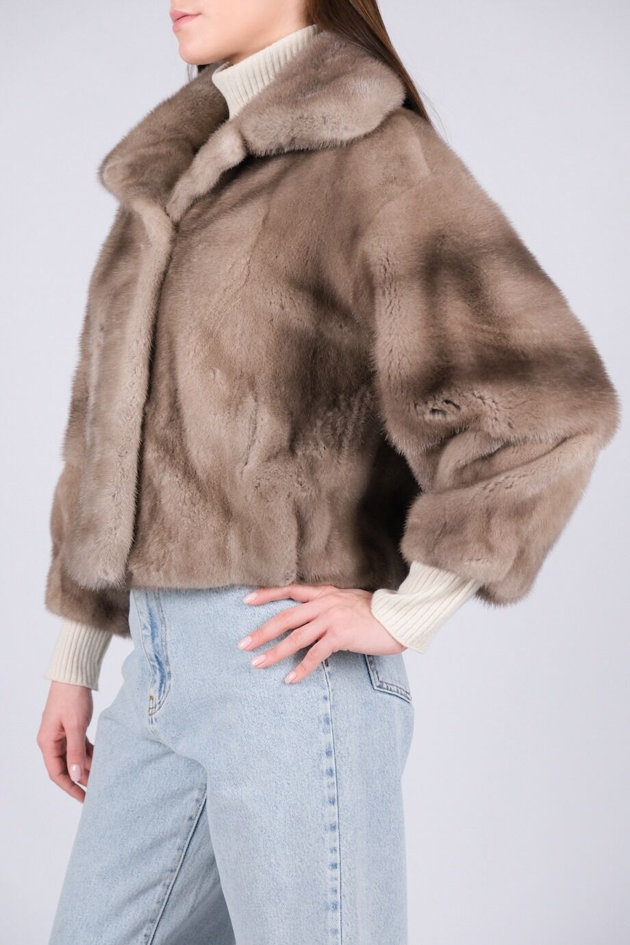 image 5 Бомбер серо-бежевого цвета из норки с ремнем из кожи крокодила