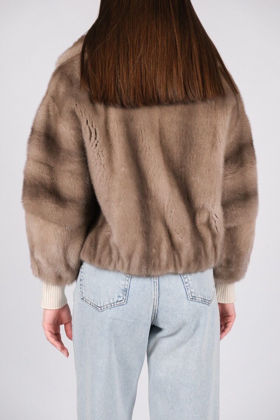 image 6 Бомбер серо-бежевого цвета из норки с ремнем из кожи крокодила