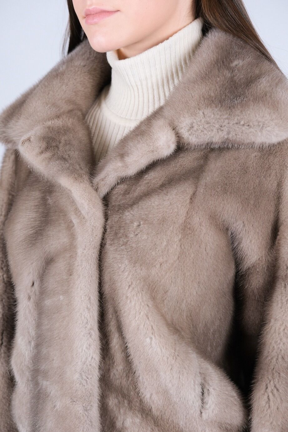 image 7 Бомбер серо-бежевого цвета из норки с ремнем из кожи крокодила