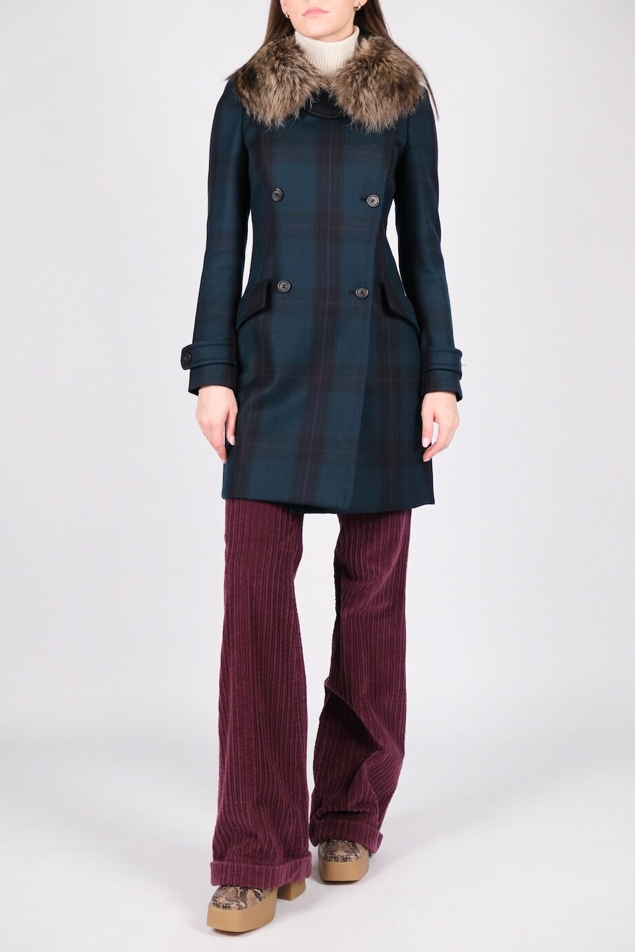 image 1 Пальто в клеточку с меховым воротником