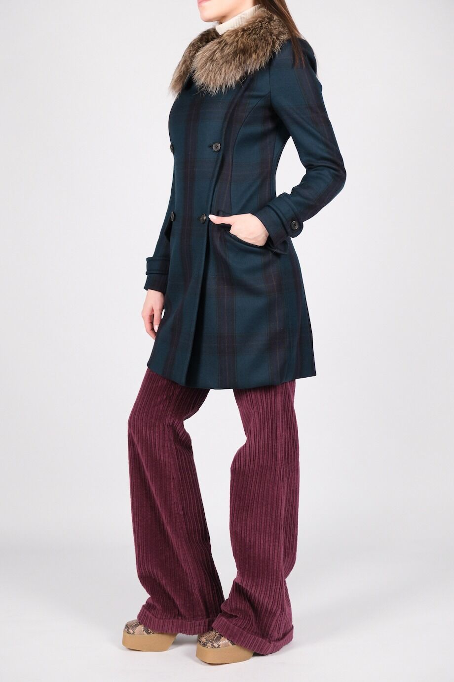 image 2 Пальто в клеточку с меховым воротником