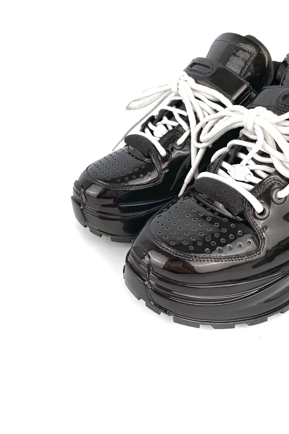 image 3 Кроссовки лакированные черного цвета