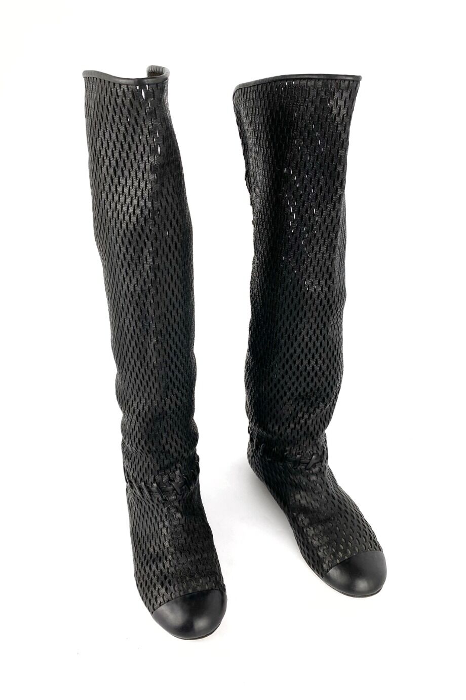 image 2 Сапоги с перфорацией черного цвета