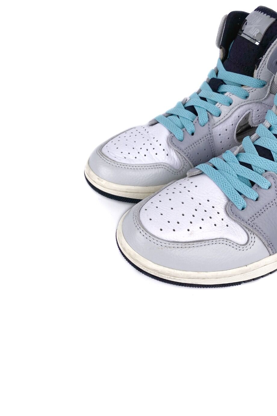 image 3 Детские кроссовки белого цвета с голубыми шнурками