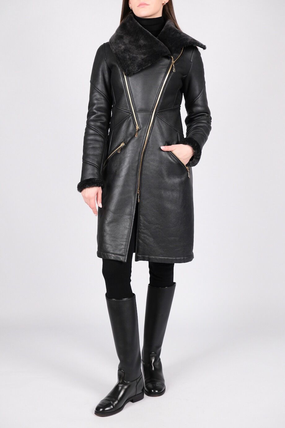 image 1 Дубленка черного цвета с золотыми молниями