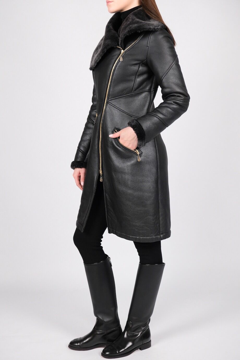 image 2 Дубленка черного цвета с золотыми молниями