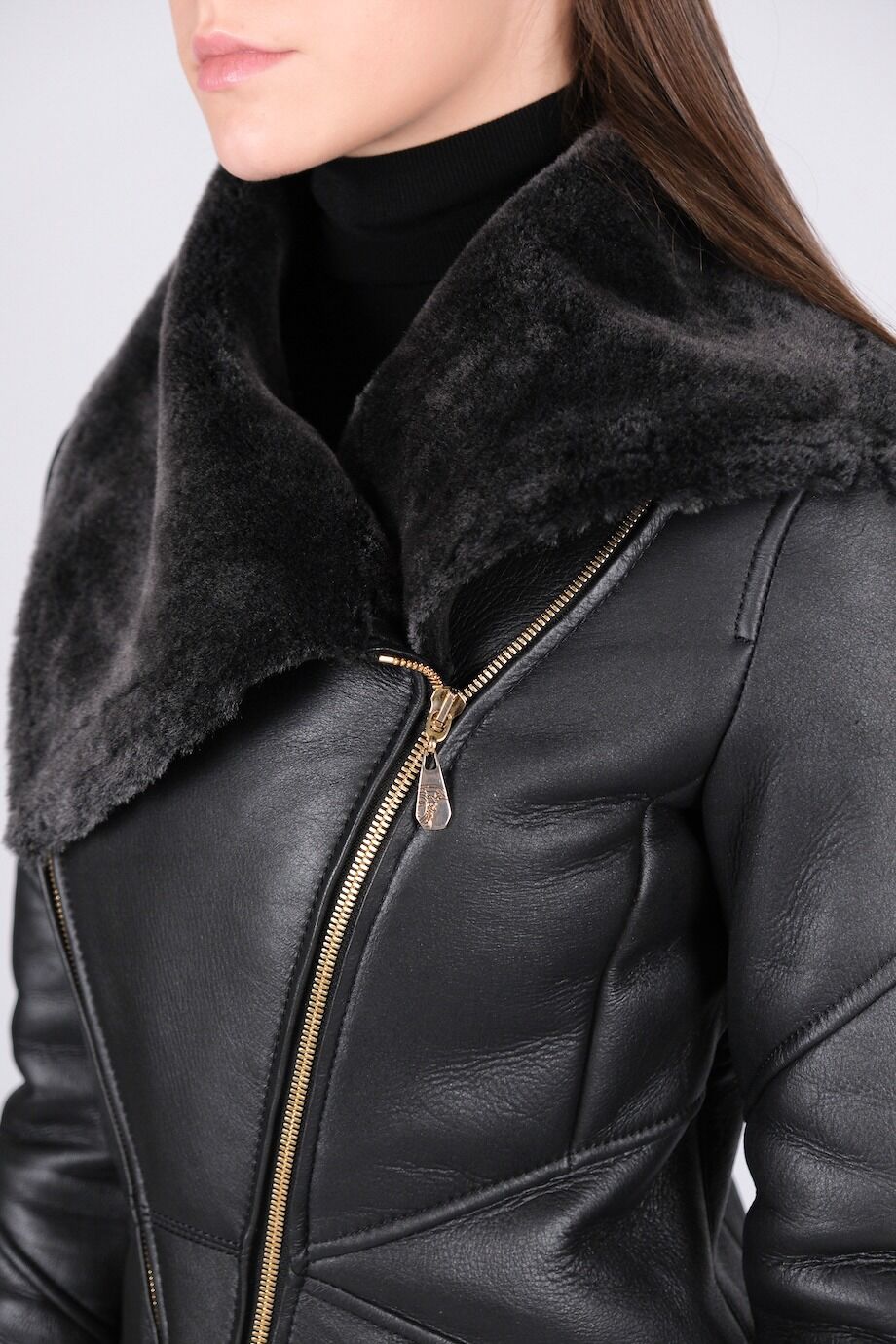 image 4 Дубленка черного цвета с золотыми молниями