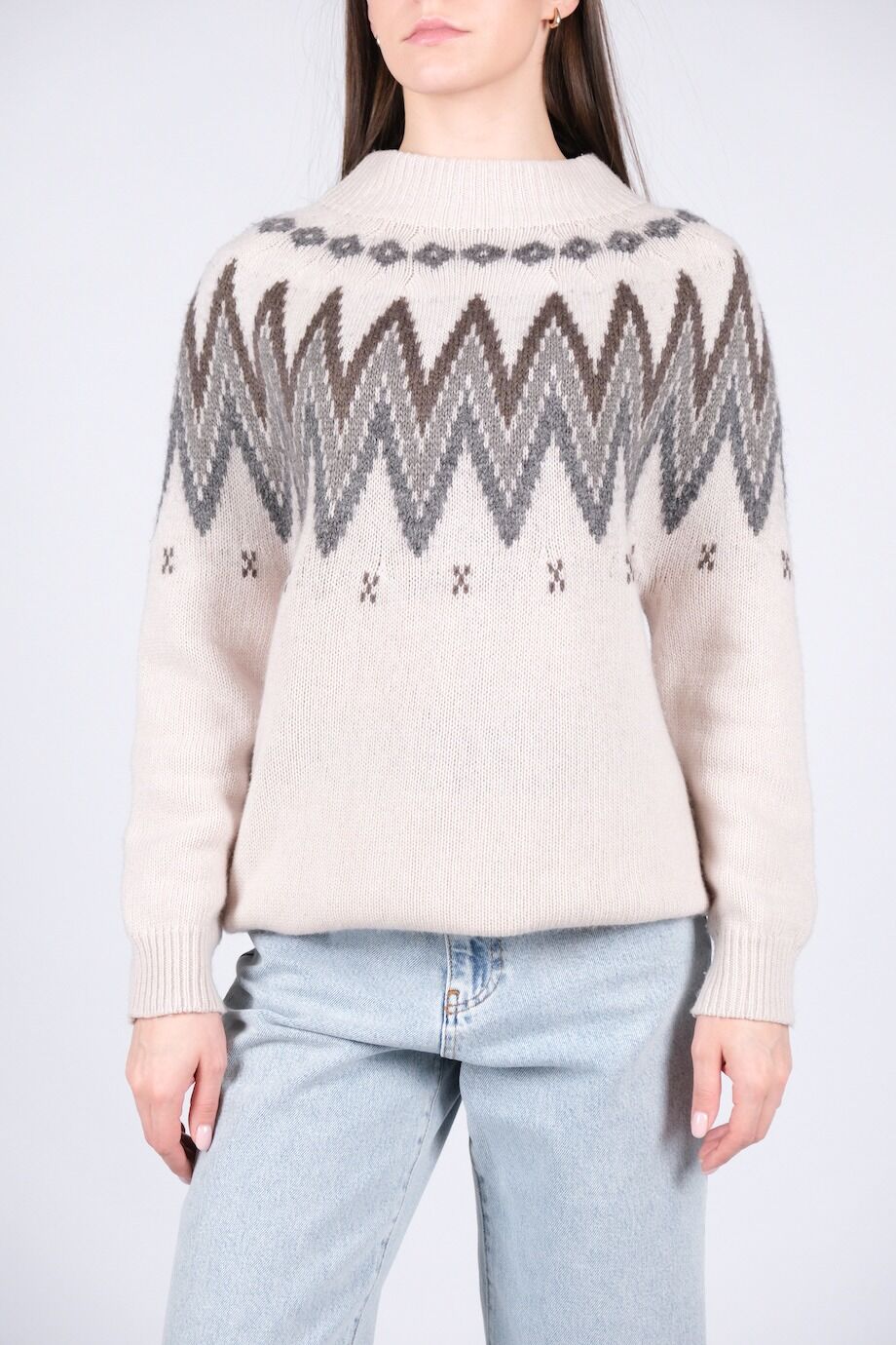 image 1 Свитер серо-бежевого цвета с узором