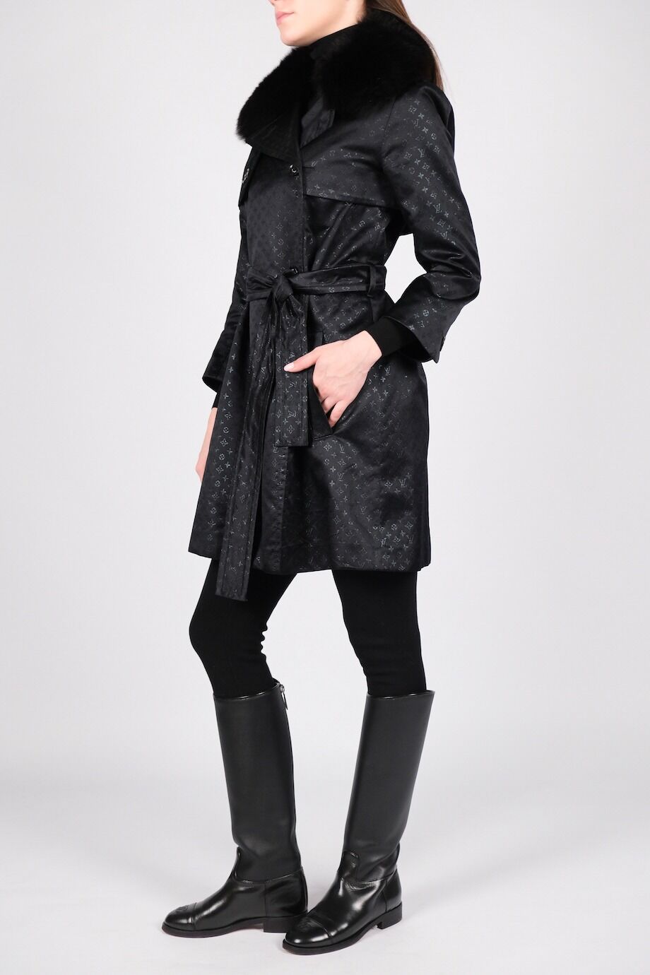 image 2 Плащ черного цвета из плотного шелка в лого