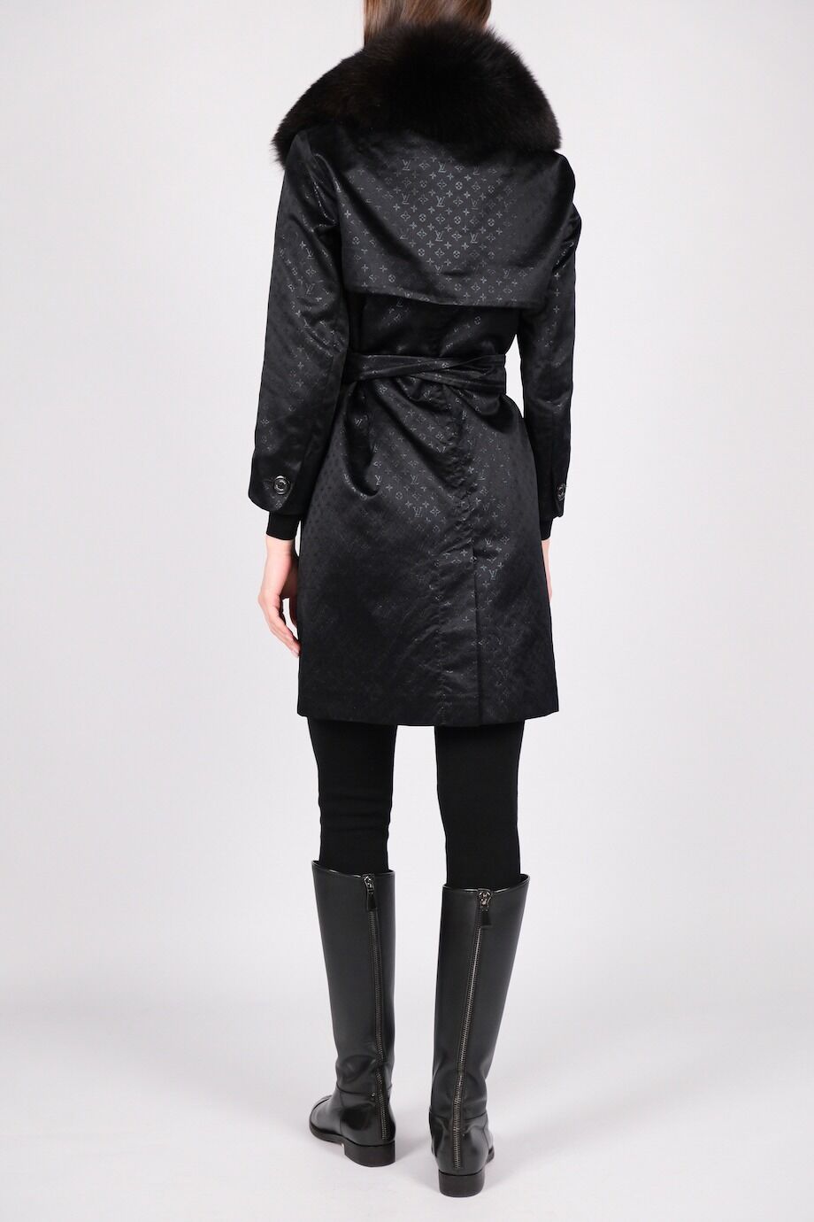 image 3 Плащ черного цвета из плотного шелка в лого