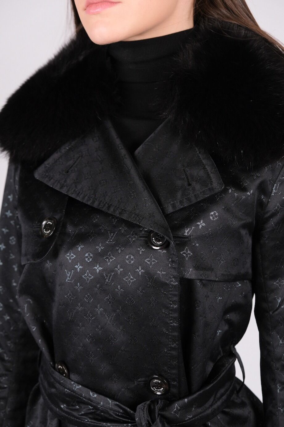 image 4 Плащ черного цвета из плотного шелка в лого