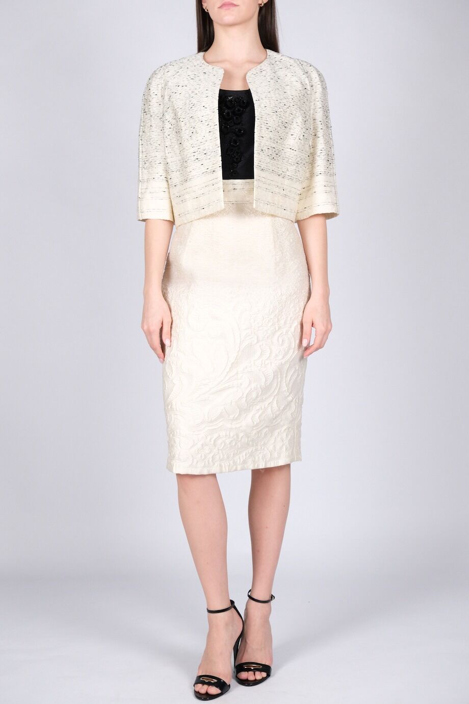 image 1 Костюм молочного цвета с набивным рисунком черно-белого цвета