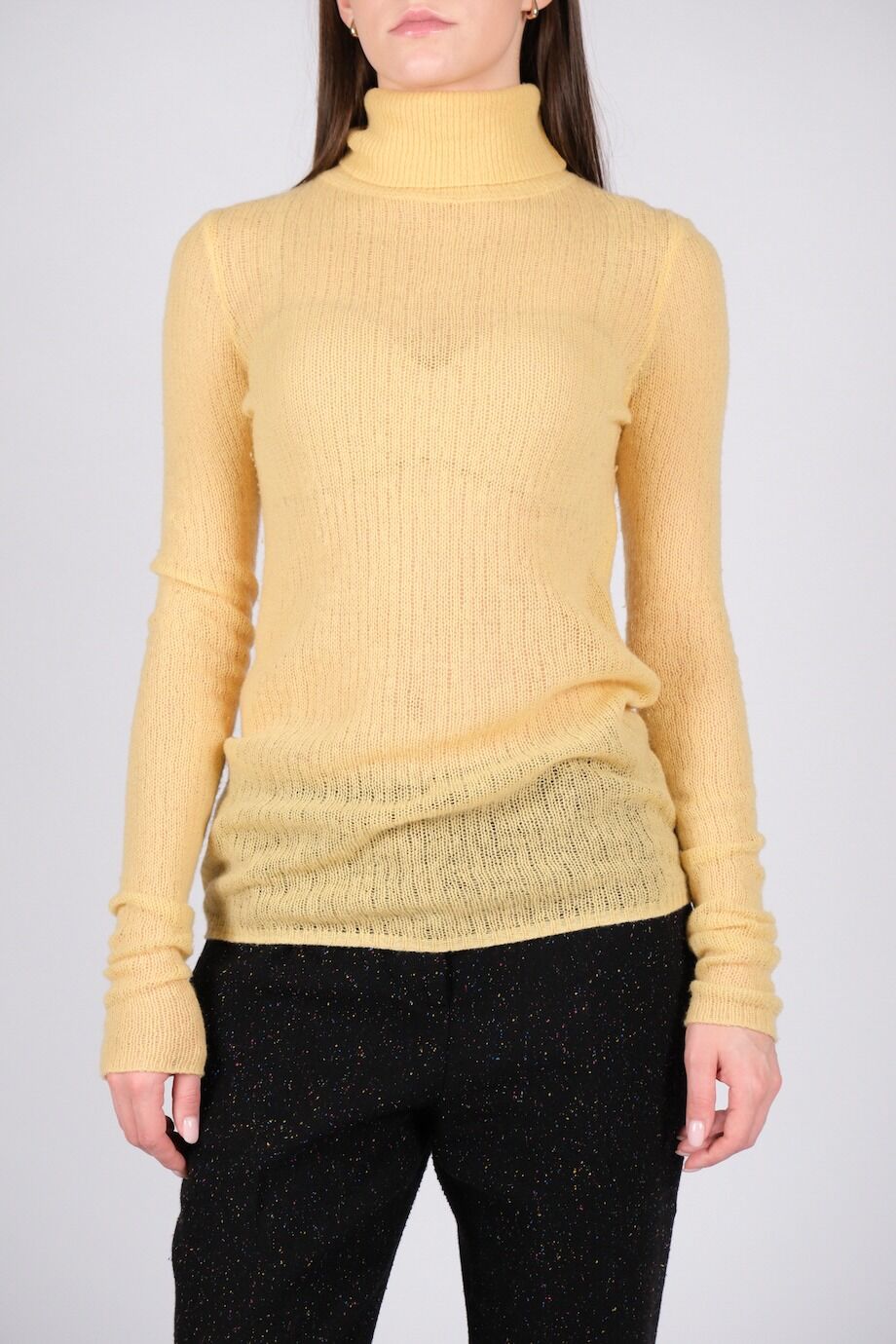 image 1 Свитер с горлом жёлтого цвета