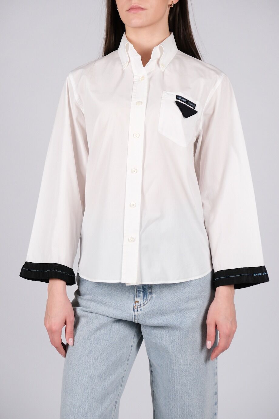 image 1 Рубашка белого цвета с черными резинками на манжетах