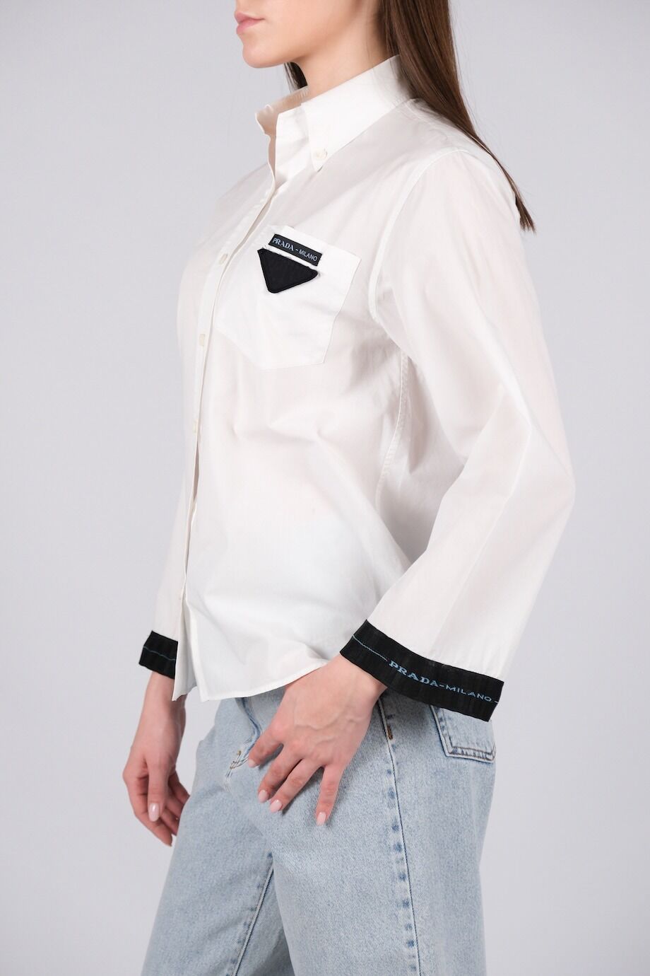 image 2 Рубашка белого цвета с черными резинками на манжетах