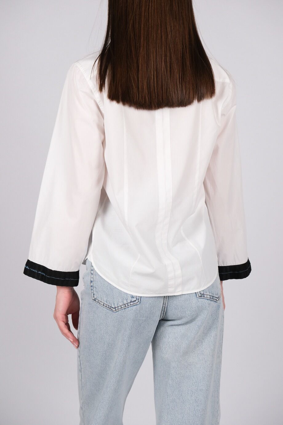 image 3 Рубашка белого цвета с черными резинками на манжетах