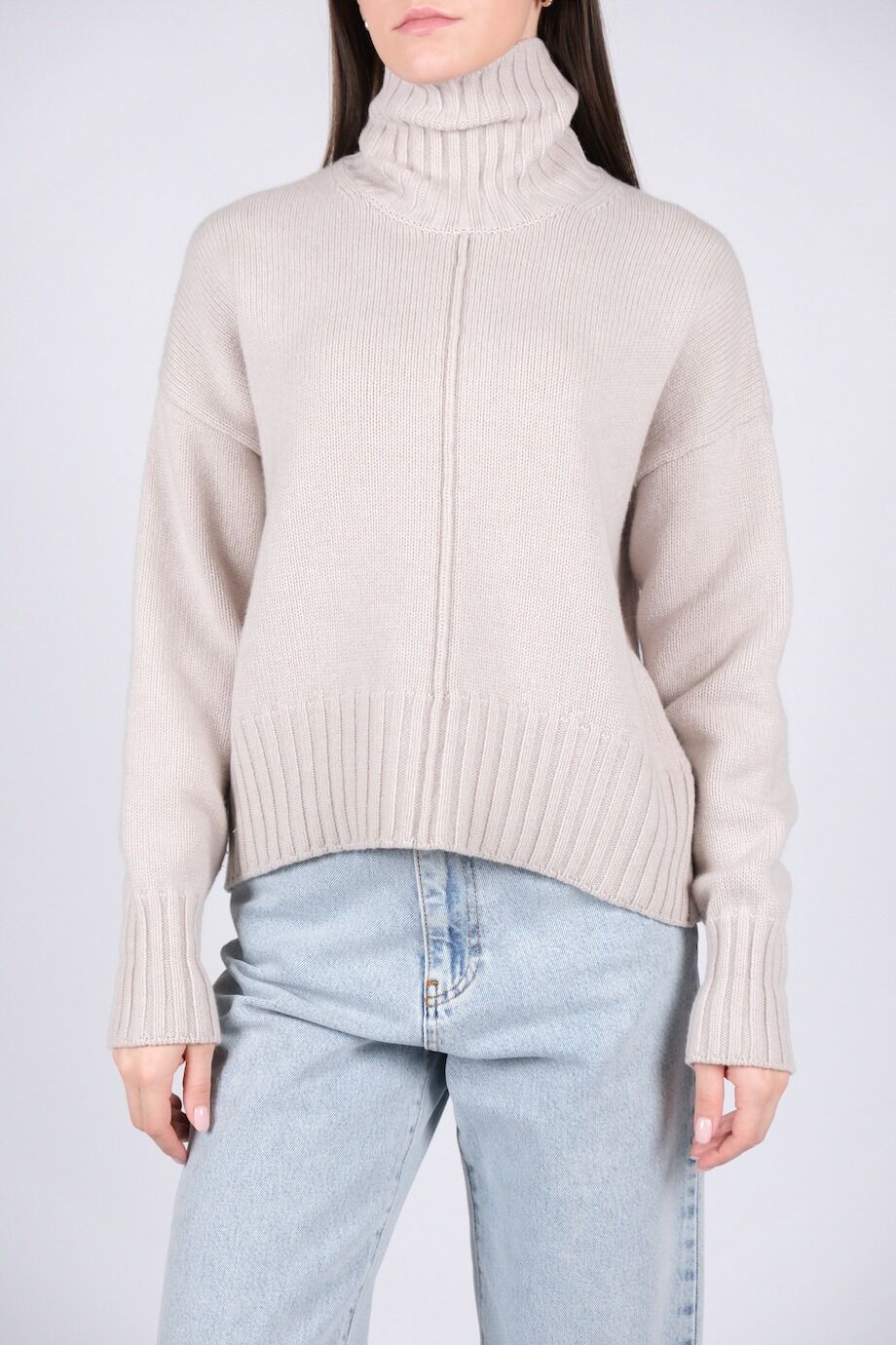 image 1 Свитер серо-бежевого цвета с горлом