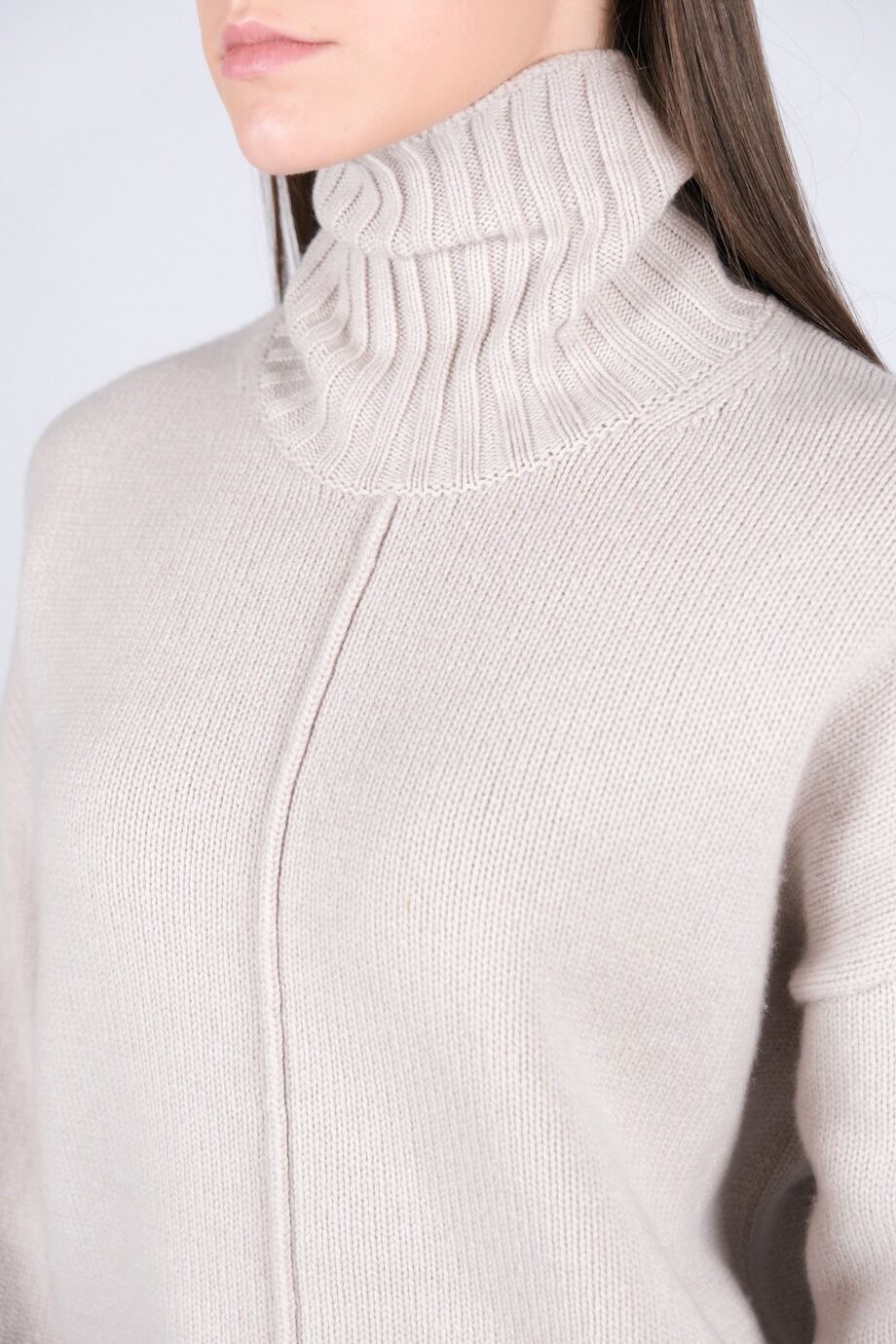 image 4 Свитер серо-бежевого цвета с горлом