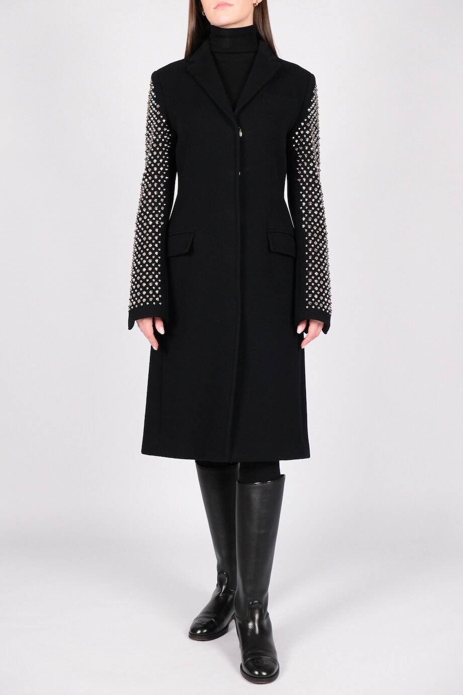 image 1 Пальто черного цвета с металлическим декором на рукавах