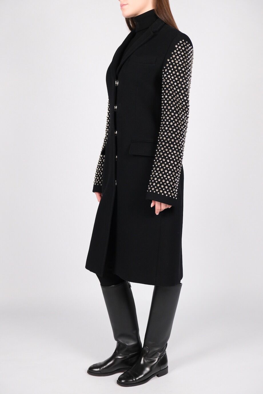 image 2 Пальто черного цвета с металлическим декором на рукавах