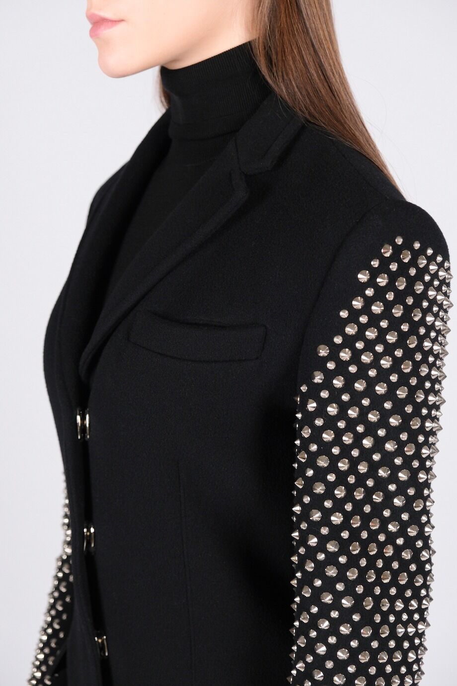 image 4 Пальто черного цвета с металлическим декором на рукавах