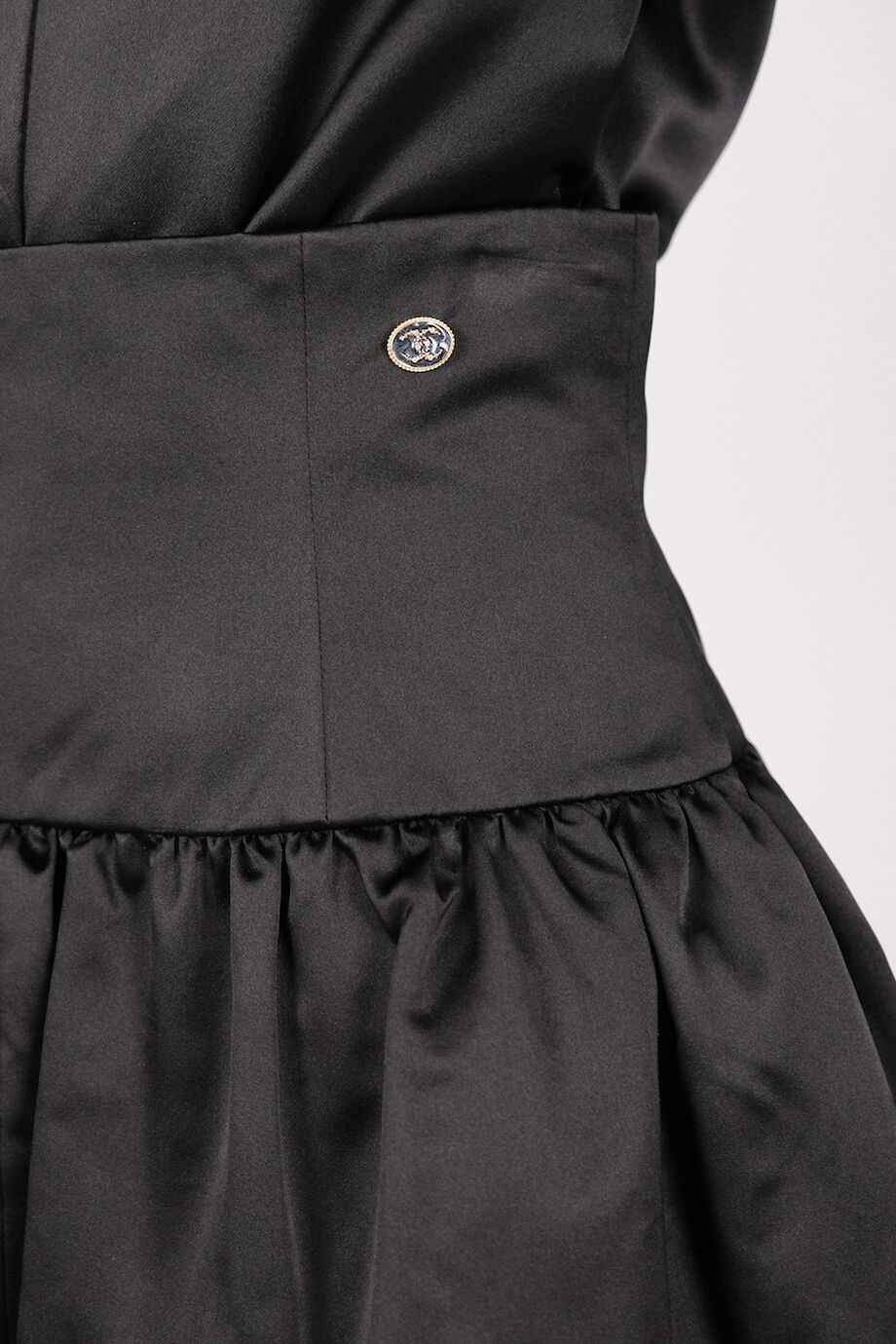 image 5 Шелковая юбка чёрного цвета с высокой талией