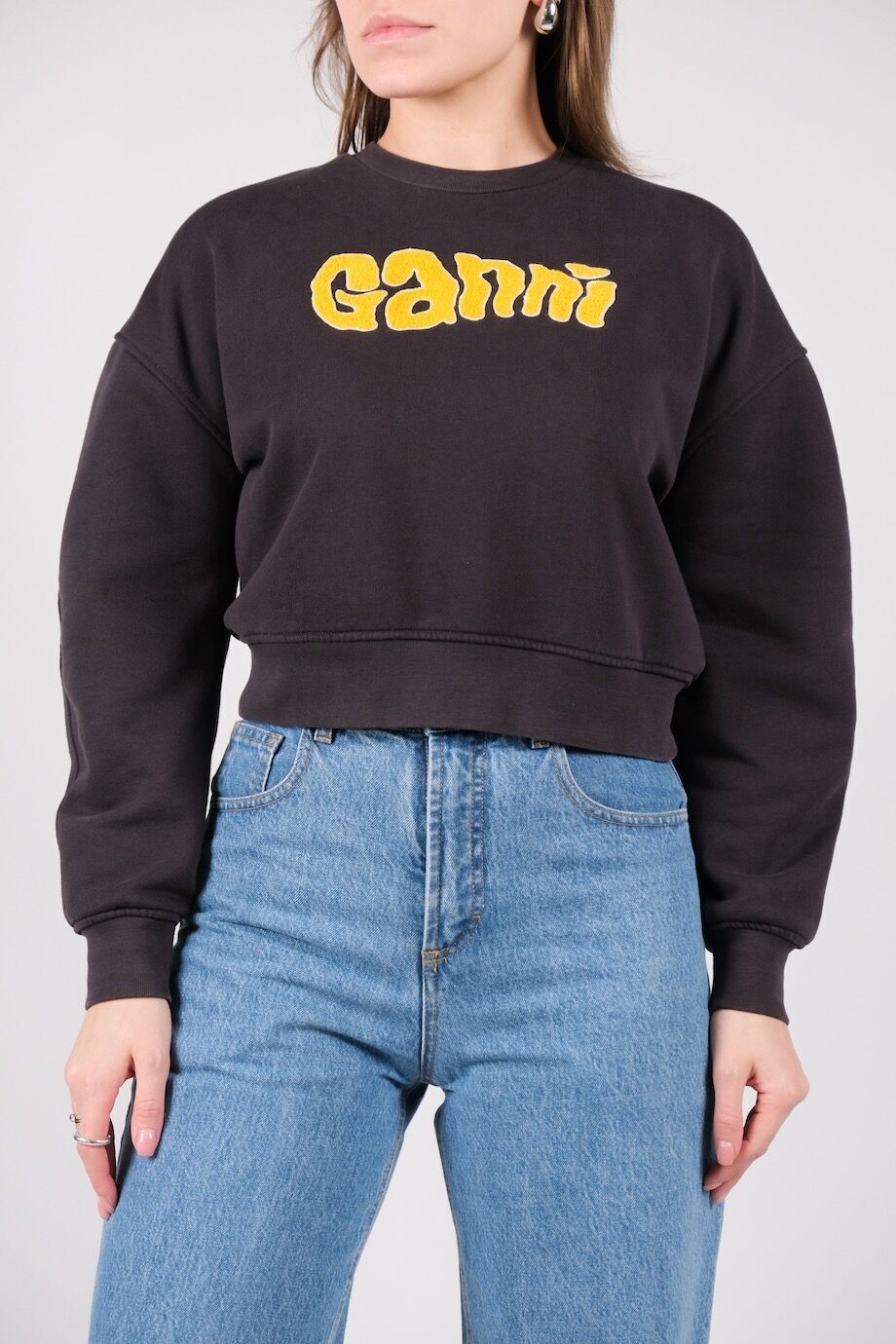 image 1 Свитшот укороченный с желтой вышивкой