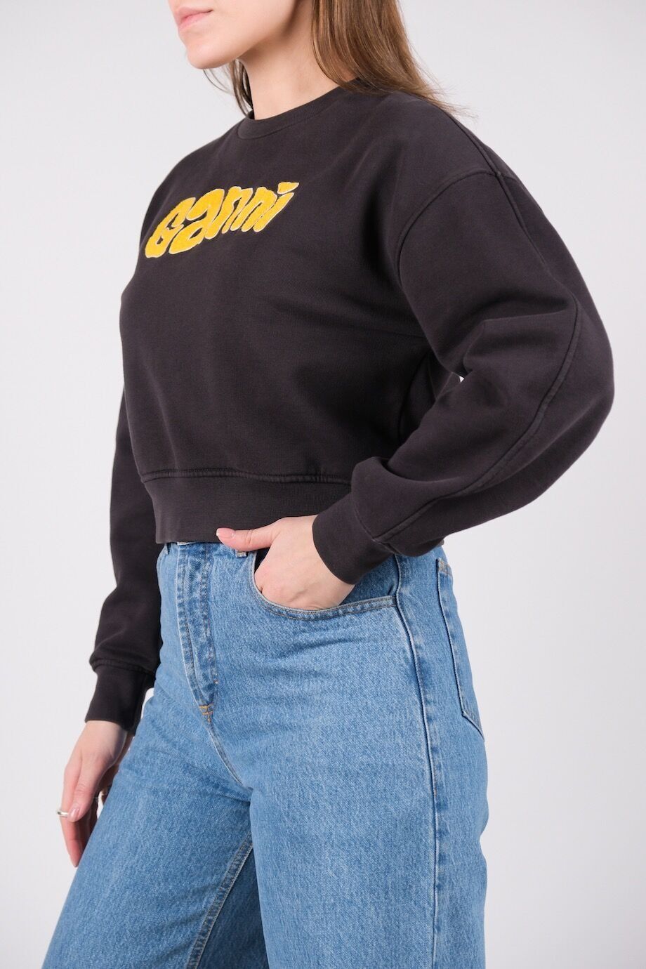 image 2 Свитшот укороченный с желтой вышивкой