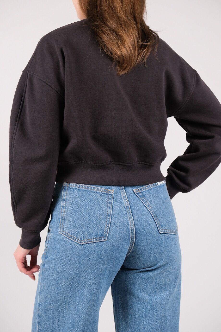 image 3 Свитшот укороченный с желтой вышивкой