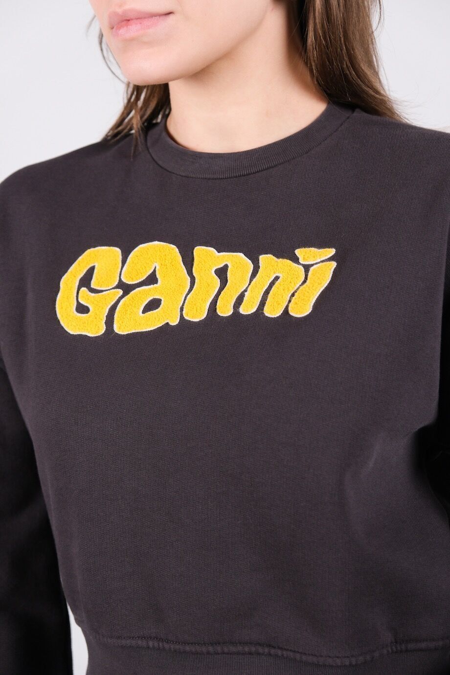 image 4 Свитшот укороченный с желтой вышивкой