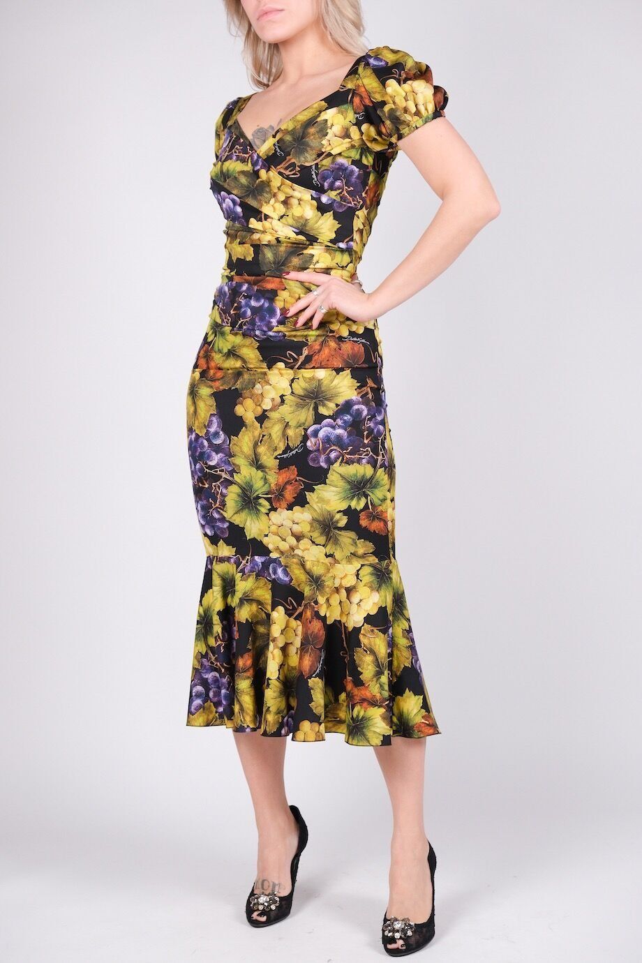 image 2 Шелковое платье черного цвета с принтом Виноград