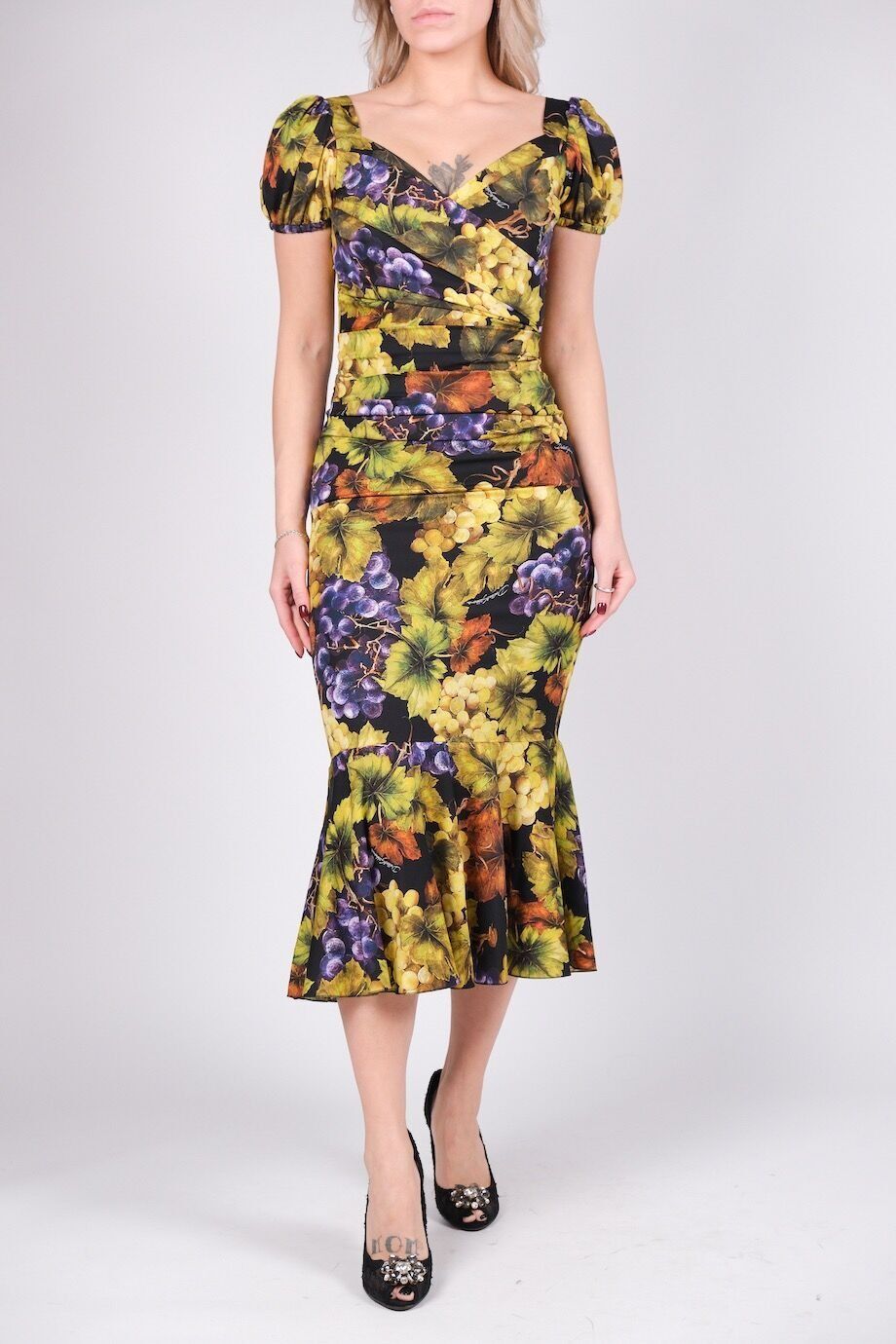 image 1 Шелковое платье черного цвета с принтом Виноград