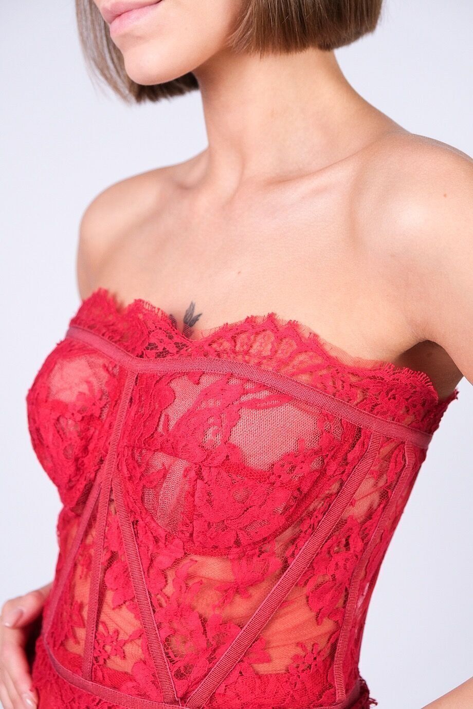 image 8 Костюм из кружева красного цвета