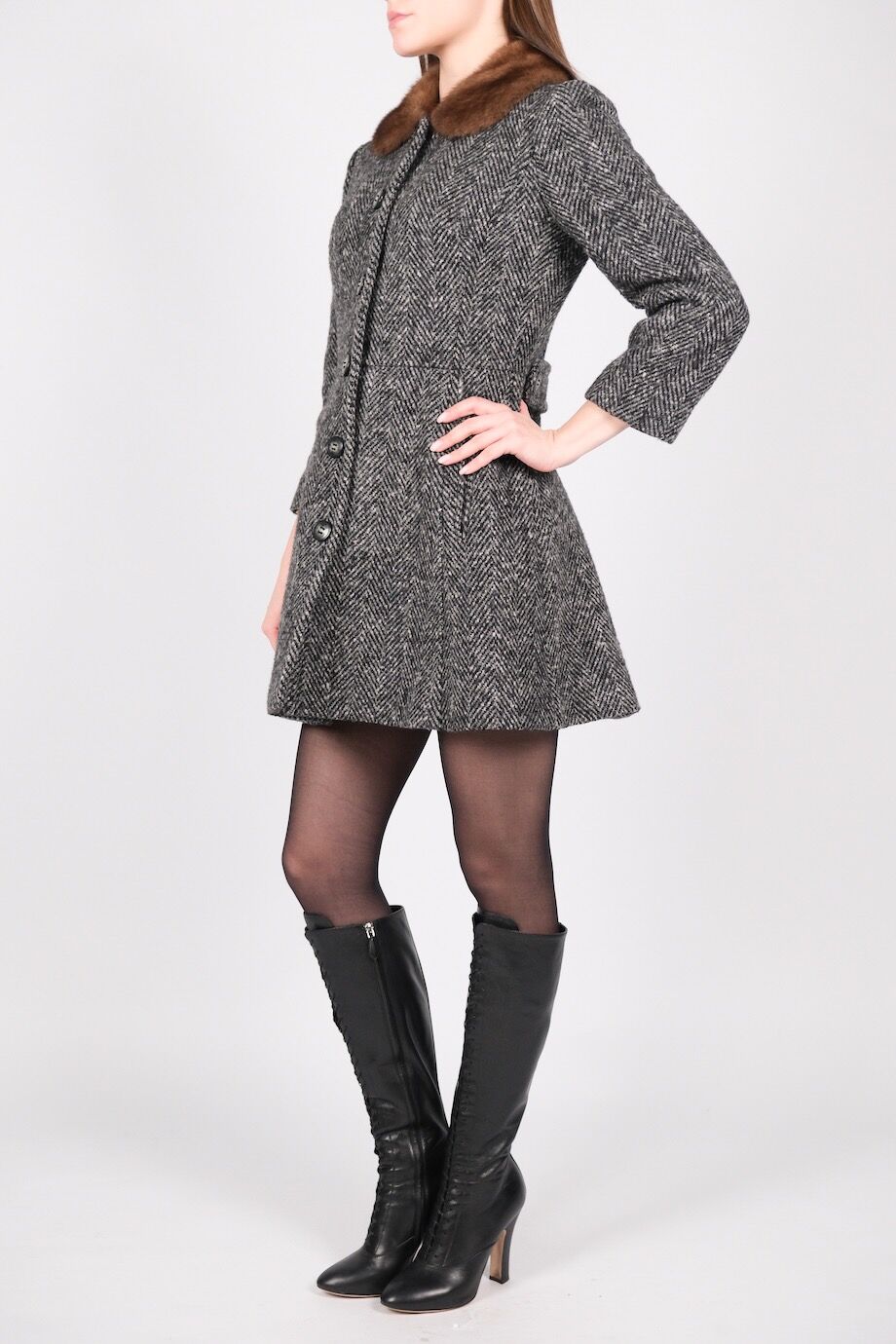 image 2 Пальто в елочку с меховым воротником