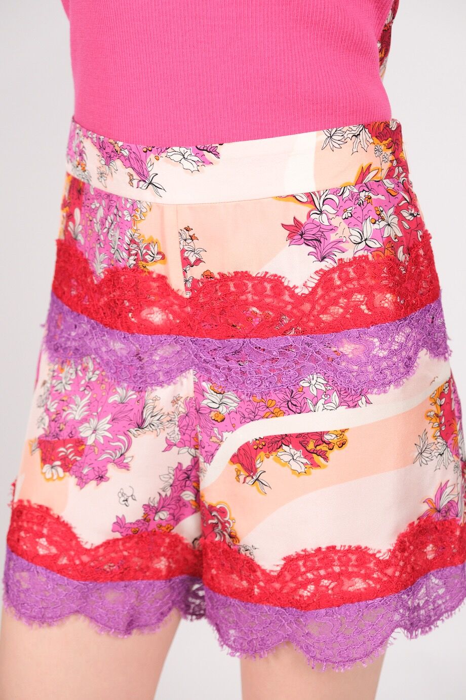 image 6 Шелковый костюм розового цвета с цветами