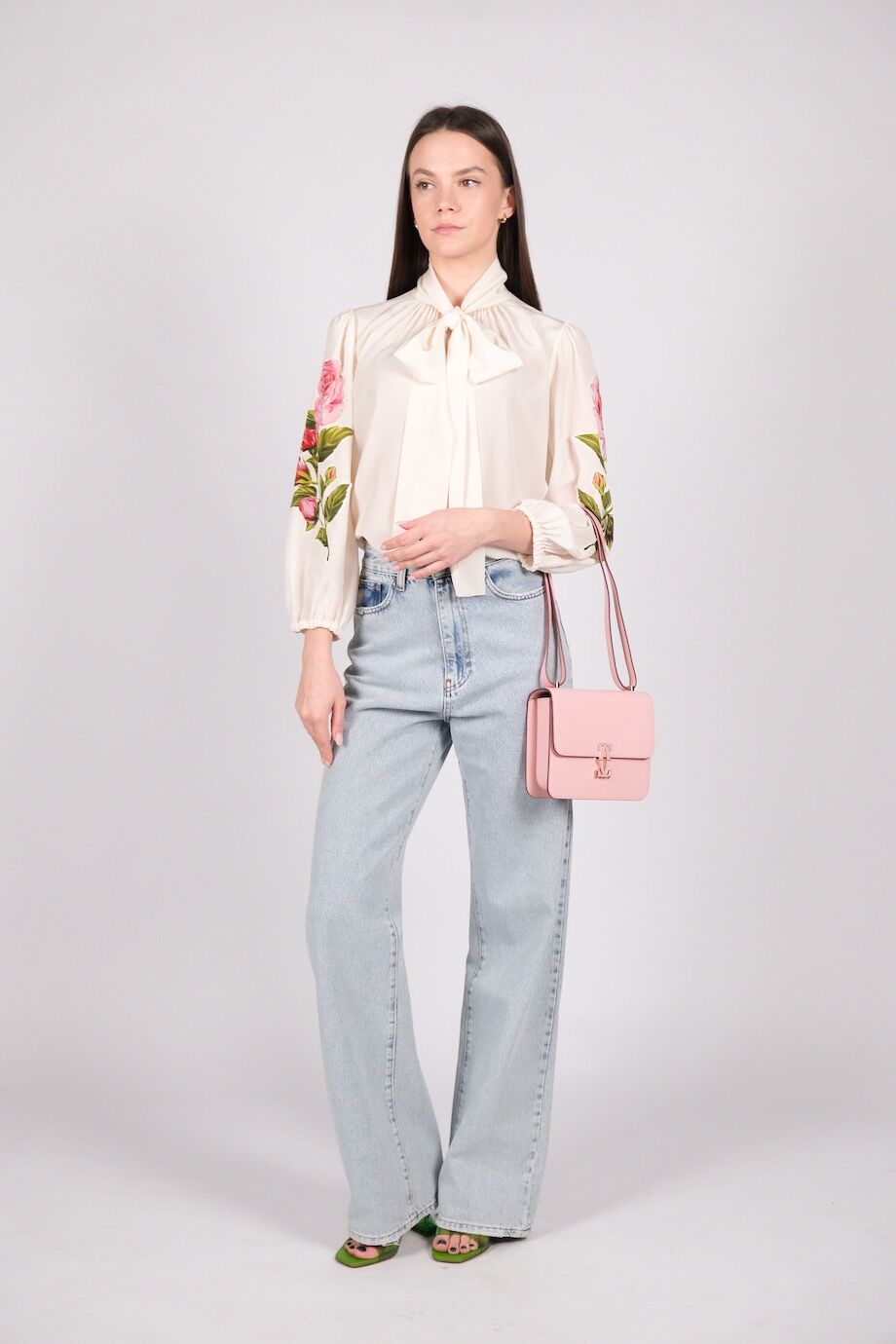 image 2 Шелковая блуза молочного цвета с розами на рукавах