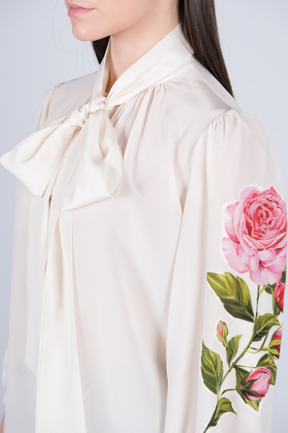 image 6 Шелковая блуза молочного цвета с розами на рукавах