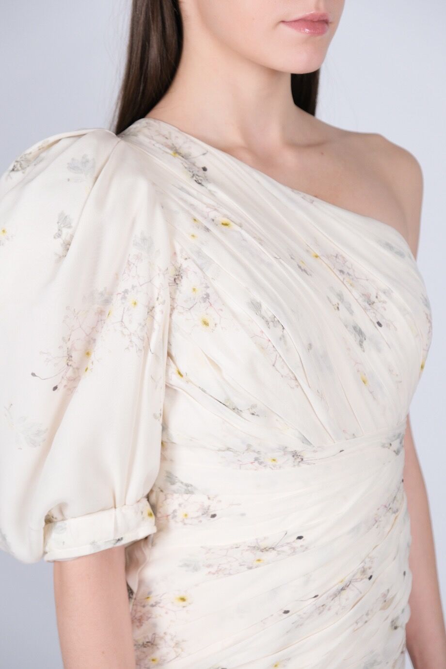 image 4 Шелковое платье молочного цвета асимметричного кроя