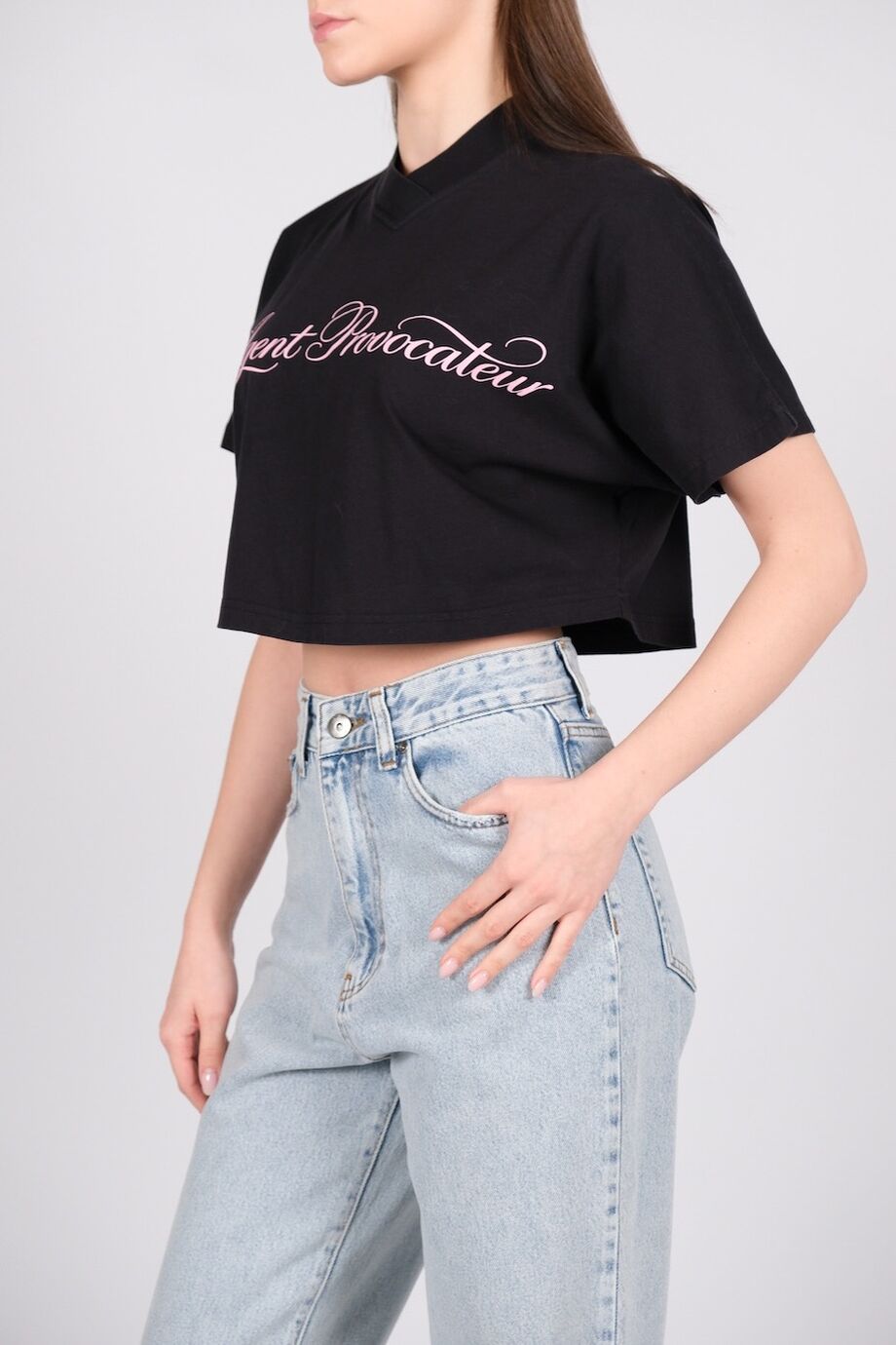 image 2 Укороченная футболка черного цвета с розовым лого