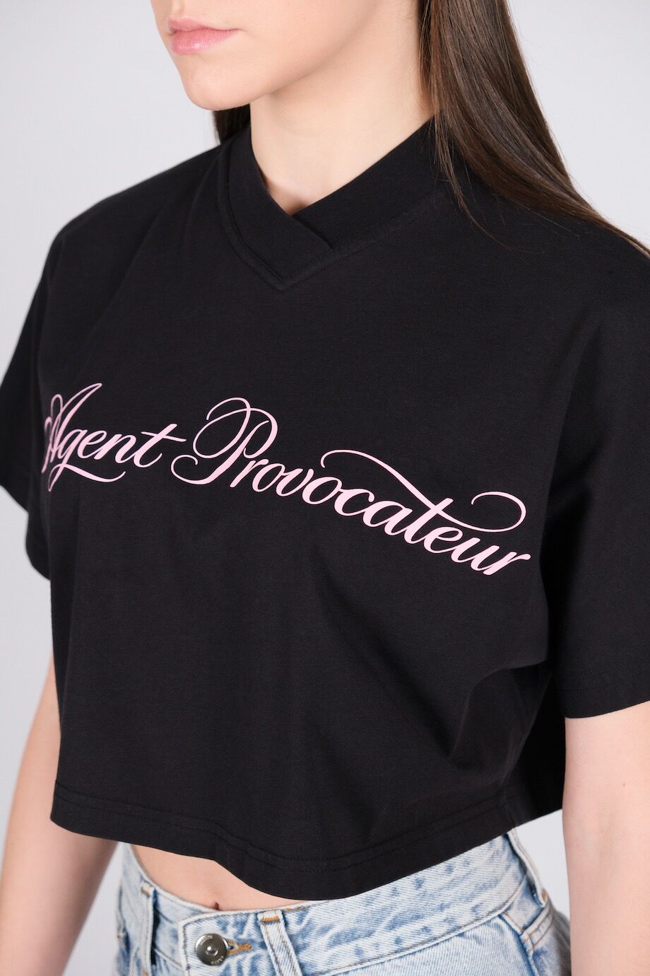 image 4 Укороченная футболка черного цвета с розовым лого